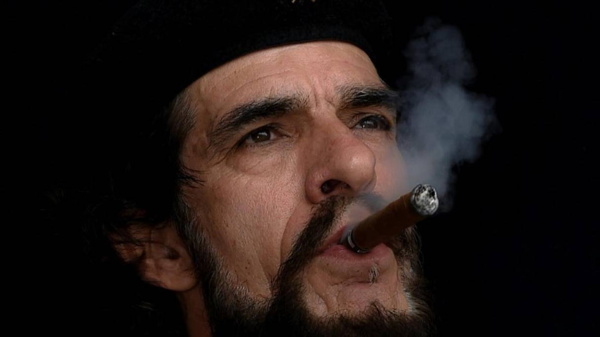 À Caracas, Humberto Lopez parcourt les rues en Che Guevara, son modèle.
