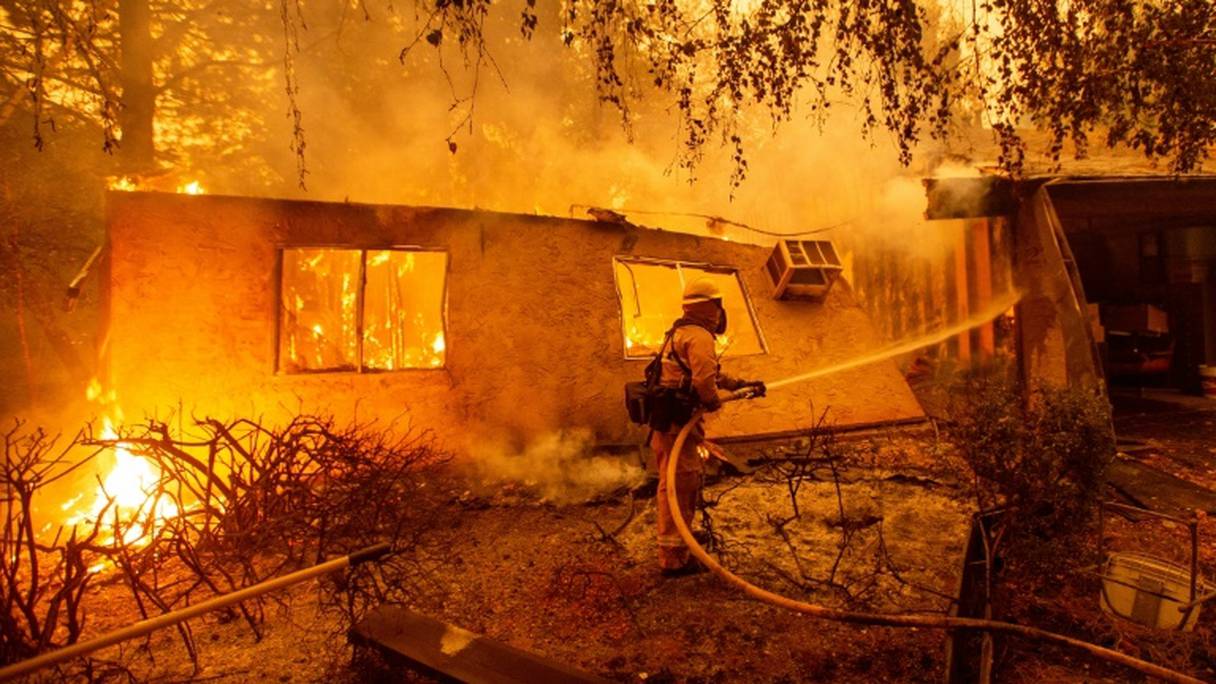 Des pompiers luttent contre l'incendie qui dévaste des habitations à Paradise, en Californie, le 10 novembre 2018.
