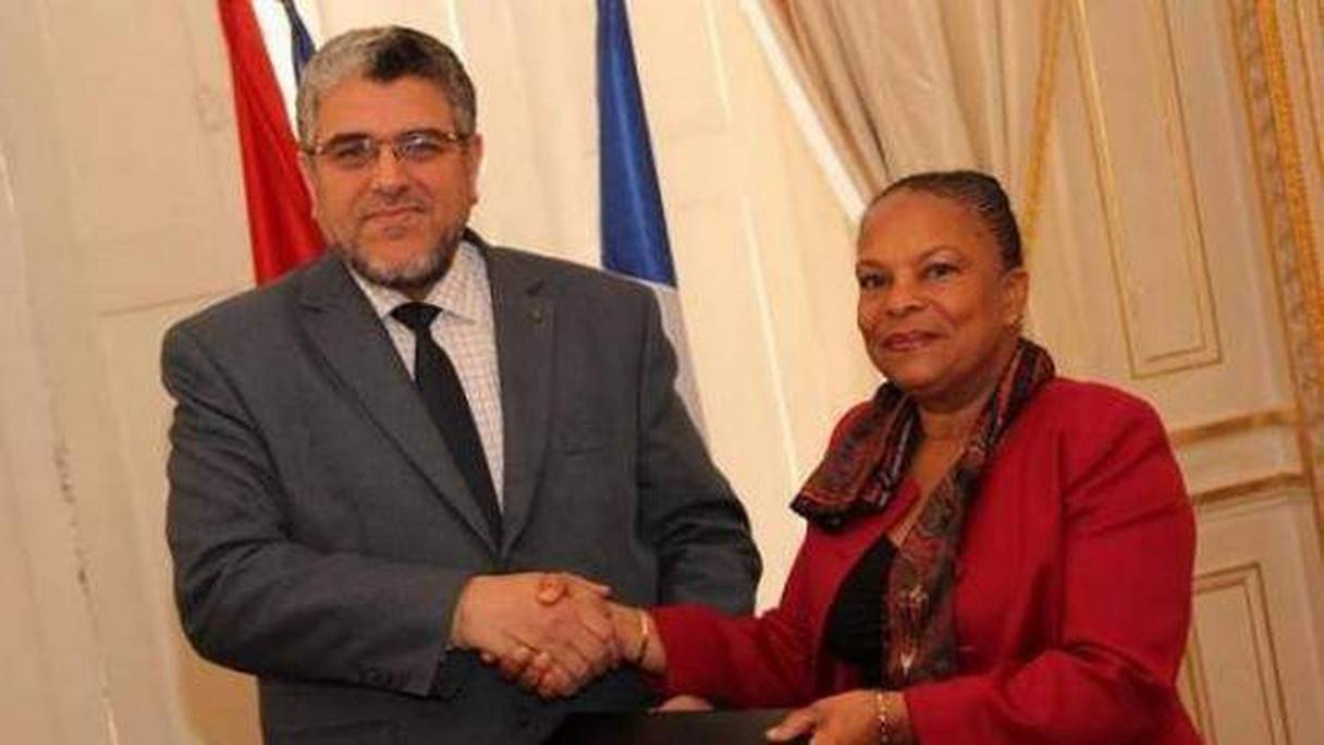 La ministre française de la Justice, Christine Taubira, et son homologue marocain, Mustapha Ramid, lors de la signature du nouvel accord d'entraide judiciaire, le 31 janvier à Paris. 
