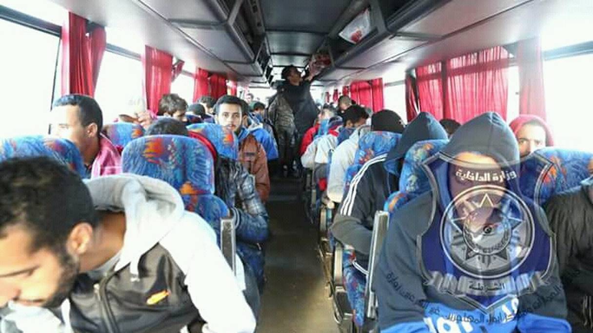 Des migrants marocains au moment de leur transfert par voie terrestre de la Libye vers la Tunisie, d'où ils regagnent le royaume.
