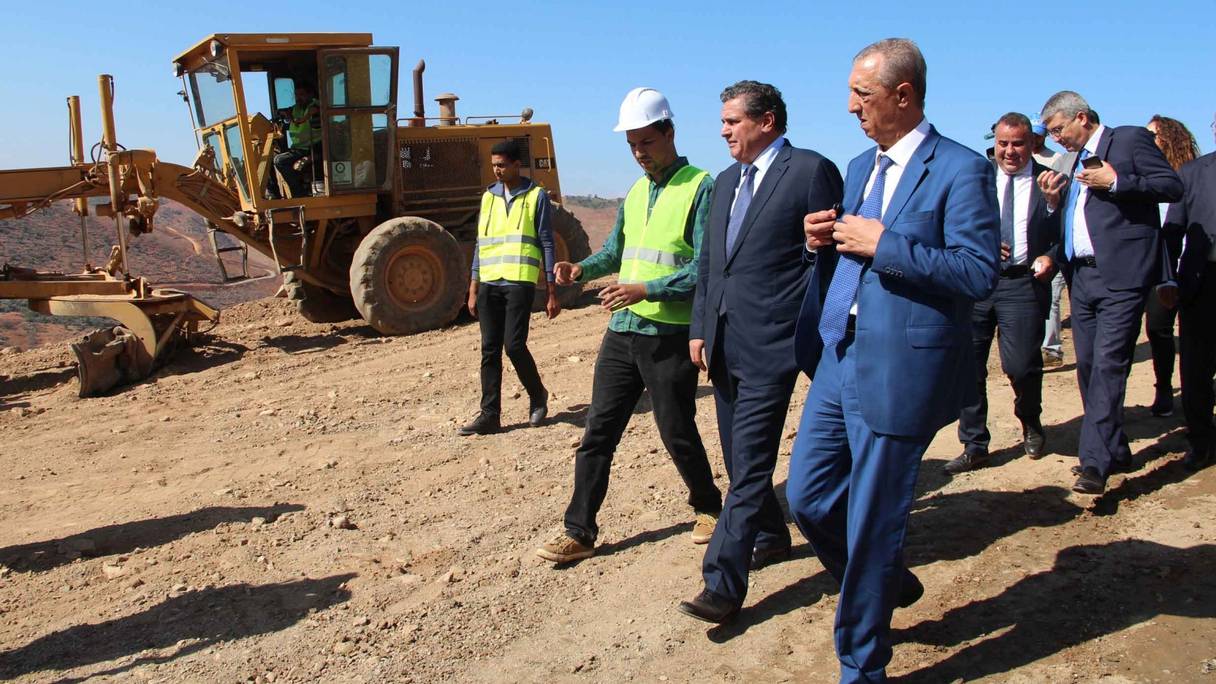 Aziz Akhannouch, ministre de l'Agriculture, et Farid Chourak, gouverneur de la province d'Al Hoceima, visitent plusieurs projets dans la cadre du Maroc Vert et de Manarat al Moutawassit en novembre 2017.
