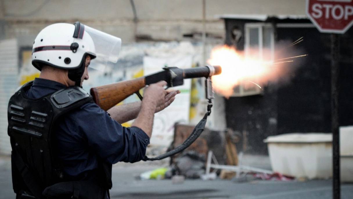 Un policier utlise des gaz lacrymogènes lors d'une manifestation à Bahreïn, le 4 septembre 2013. 
