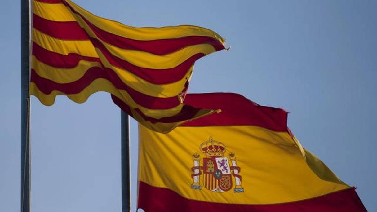 Les drapeaux espagnol et catalan. 
