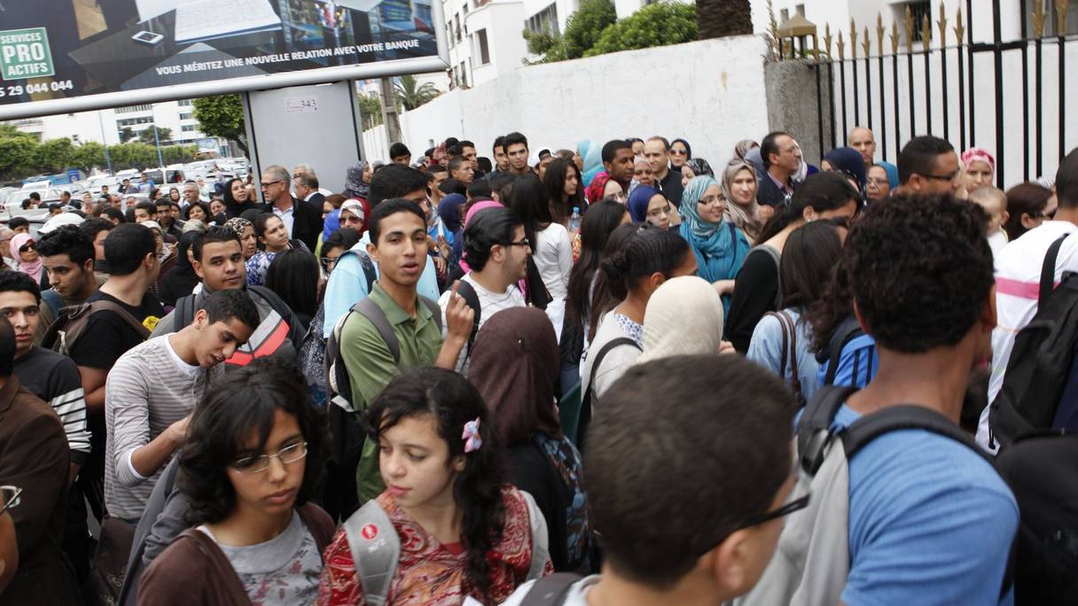 La tension monte à quelque minutes de l'ouverture des portes des lycées (Brahim Taougar © Le360)
