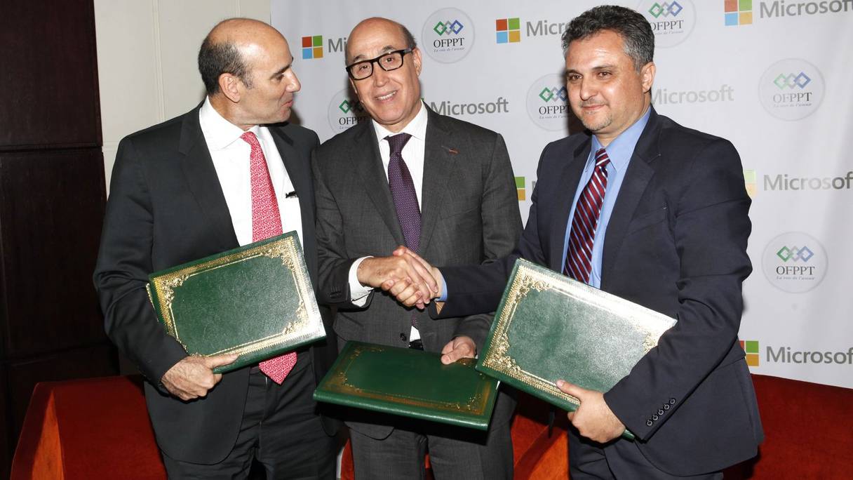 Larbi Bencheikh, directeur de l'OFPPT (milieu), et Samir Benmaklouf, DG de Microsoft Maroc, (droite).
