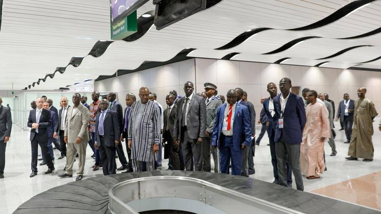 Avant même l'inauguration de l'aéroport, tous les hôtes de Macky Sall sont invités à visiter l'Aéroport international Blaise Diagne. Ici le président Kaboré du Burkina dans la zone bagages. 
