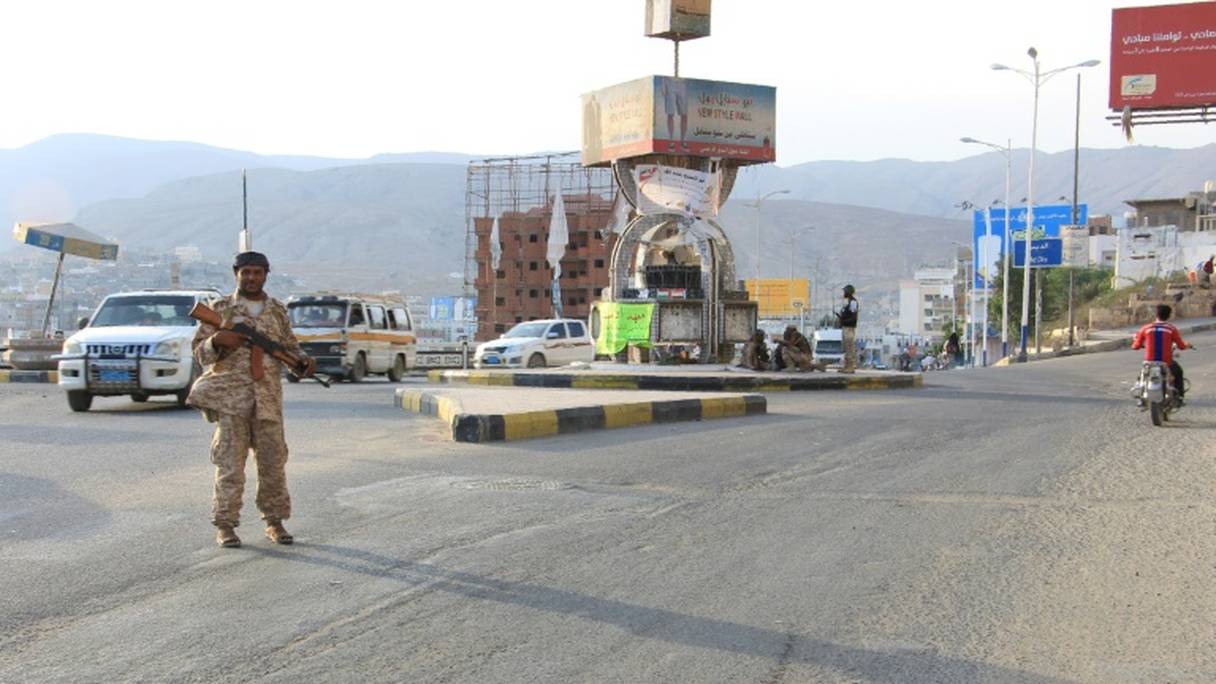Les forces de sécurité yéménites patrouillent dans la ville portuaire de Moukalla, à 480 km à l'est d'Aden.

