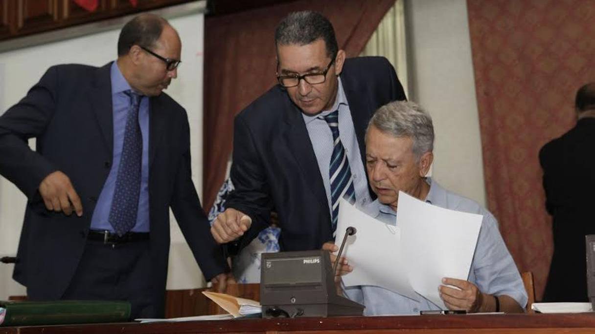Mohamed Sajid, maire de Casablanca, prépare ses fiches, avant le coup d'envoi de la session du conseil de la ville.

