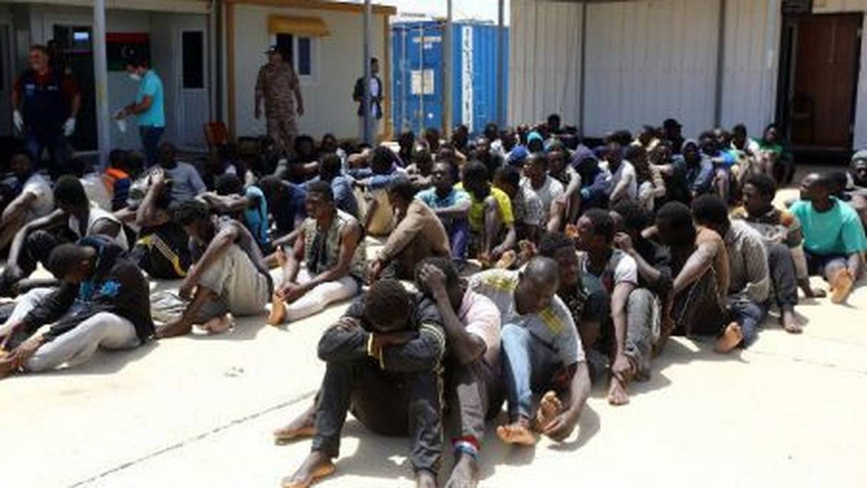 Des migrants dans une base navale près de Tripoli, le 9 mai 2017, après leur arrestation par les gardes-côtes libyens.

