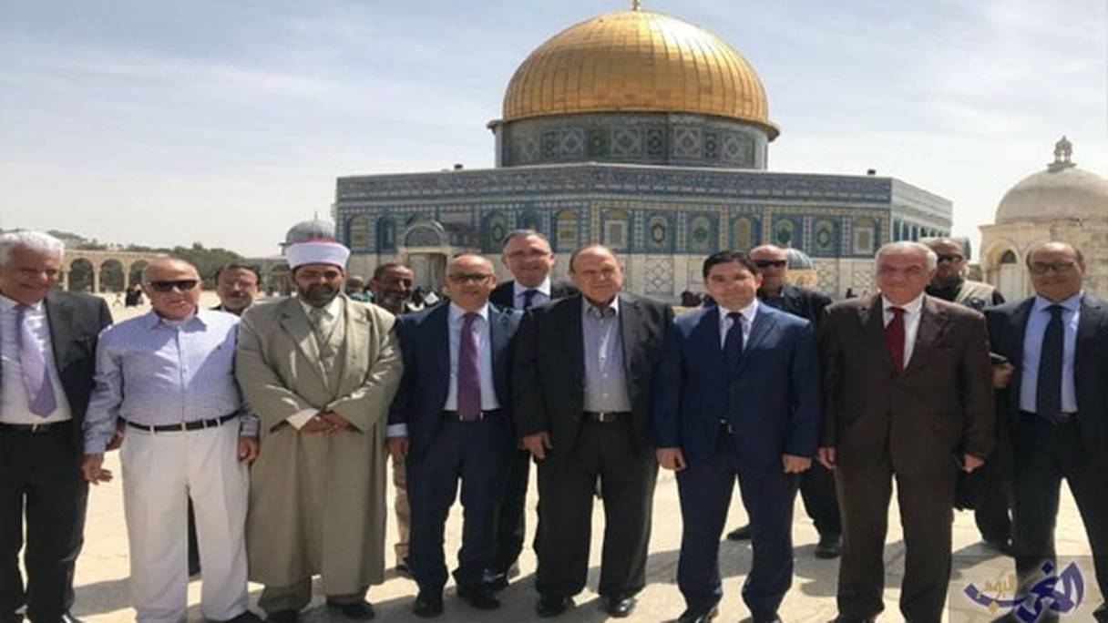 Nasser Bourita en visite à la Mosquée Al-Aqsa, en compagnie de hauts responsables palestiniens, mardi 27 mars 2018. 
