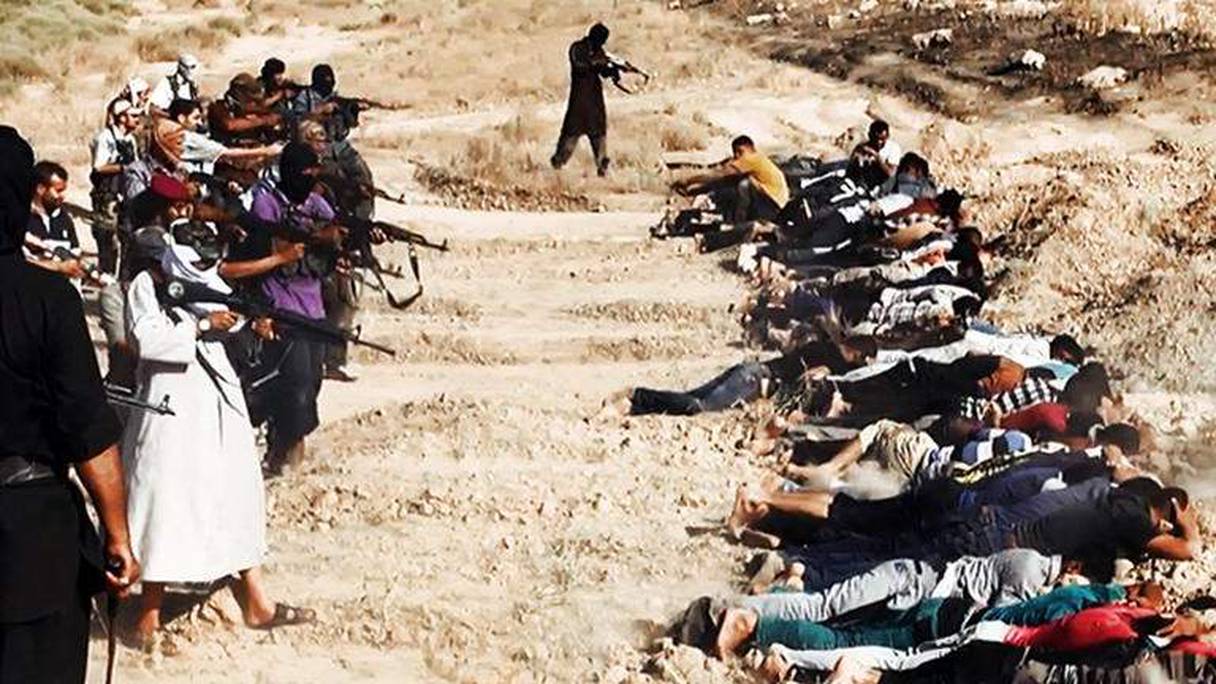 Une image issue du site internet jihadiste Welayat Salahuddin qui montrerait des militants de l'Etat islamique en Irak et au Levant (EI) en train d'exécuter des dizaines de membres des forces de sécurité irakienne.
