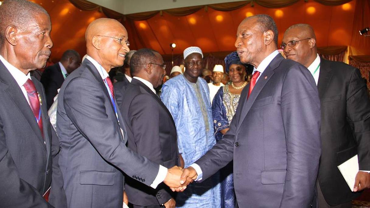 Alpha Condé (à droite), président de la Guinée, et Cellou Dalein Diallo, président de l'UFDG et chef de file de l'opposition. 
