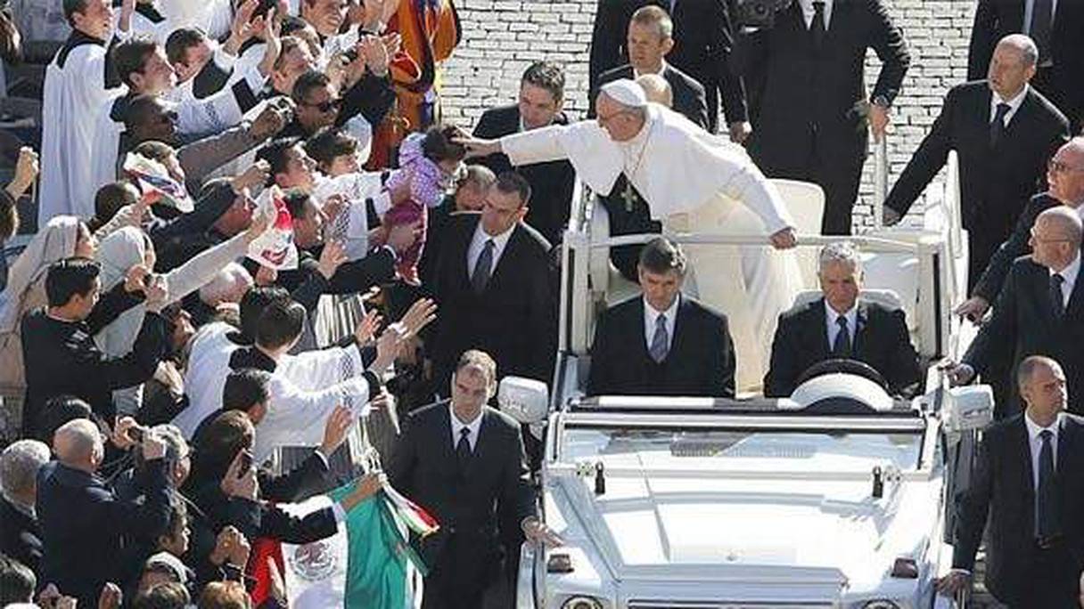 Le pape devrait circuler en papamobile dans les rue d'Ascension. 
