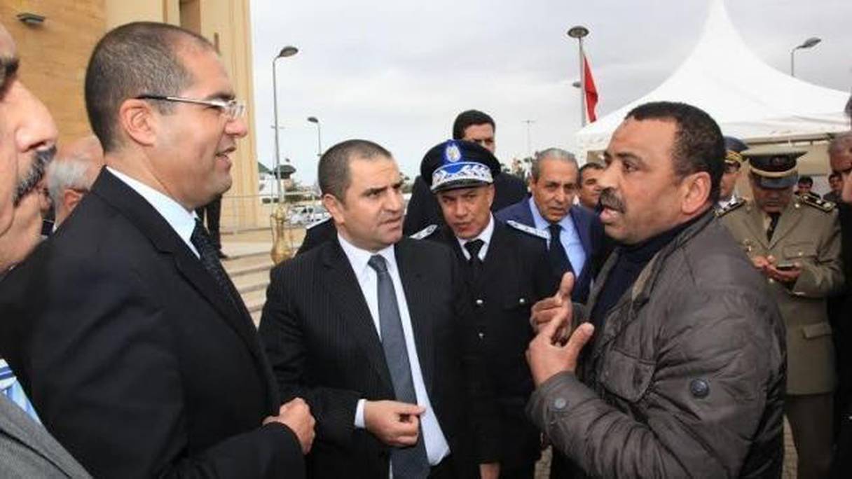 Le policier exposant ses problèmes au wali de Casablanca, Khalid Safir
