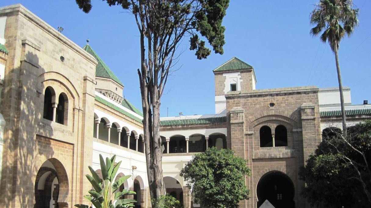 La Mahkama des Habous, édifiée entre 1948 et 1952 dans le style arabo-andalou, s’étend sur 6000 m2.
