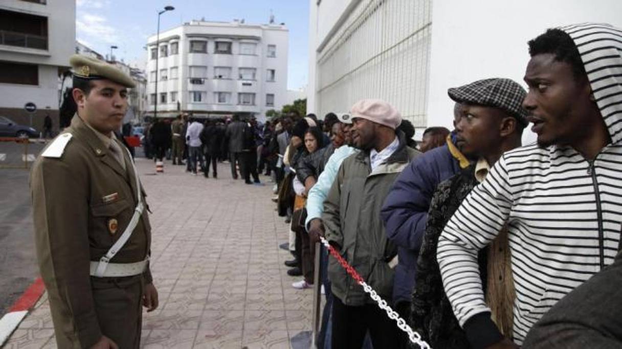 Alors que l'Algérie expulse des migrants subsahariens, le Maroc choisit de les régulariser. 
