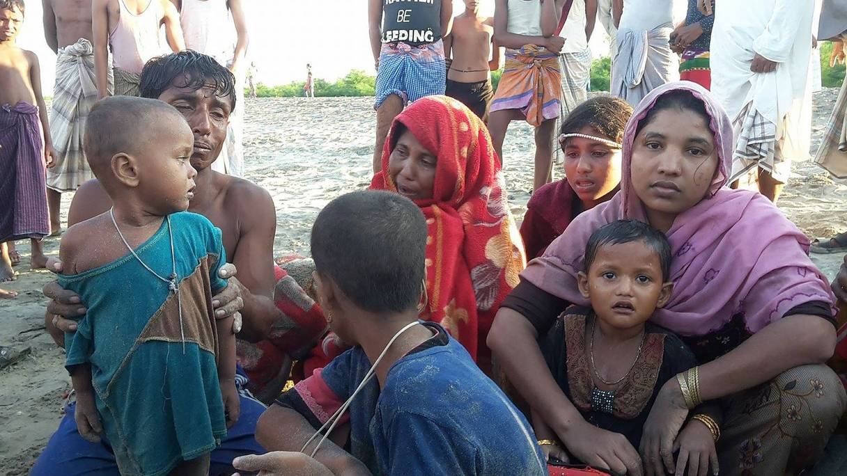 Des réfugiés rohingyas, rescapés du naufrage d'un bateau, le 16 octobre 2017 à Shah Porir Dwip, au Bangladesh. 
