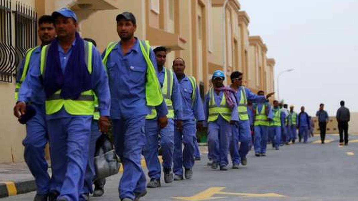 Des ouvriers étrangers travaillant à la construction du stade d'Al-Wakrah, l'une des enceintes qui accueilleront les matchs de la Coupe du Monde de football de 2022, rentrent dans leurs logements.
