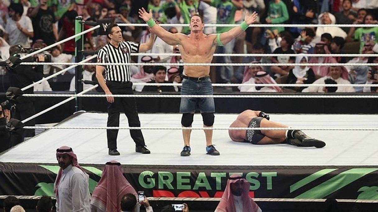 Le catch est populaire en Arabie saoudite, et ses stars, à l'image de John Cena (bras en l'air), ont de nombreux fans.
