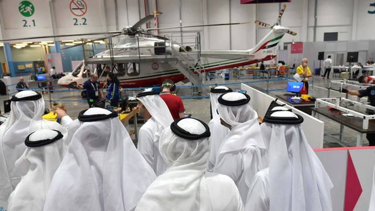 Des Emiratis assistent à un concours de maintenance aéronautique lors du Mondial des métiers à Abou Dhabi le 18 octobre 2017.
