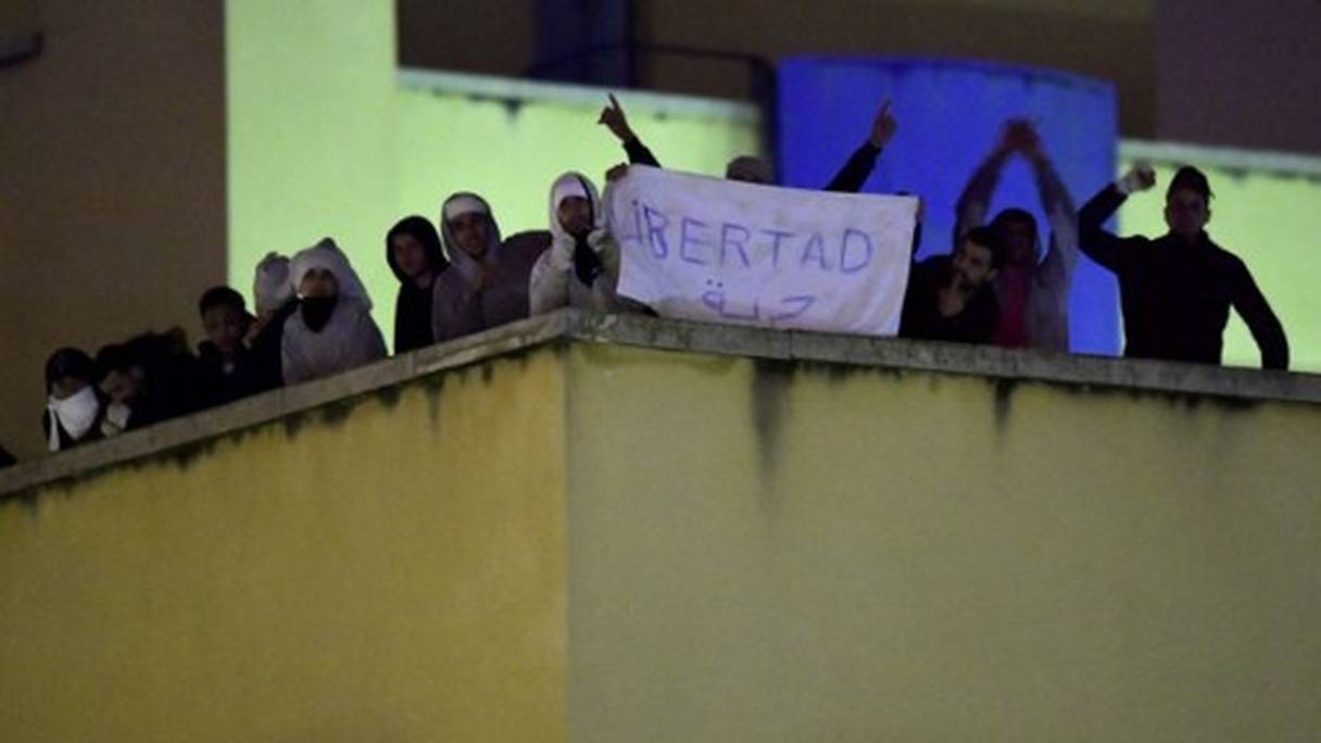 Les manifestants avaient protesté contre leurs conditions de rétention, du haut du toit-terrasse, durant toute la nuit.
