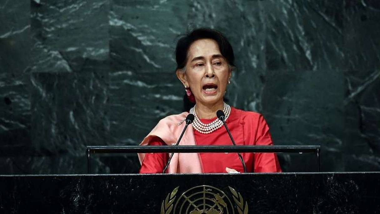 Sans jamais employer le mot "Rohingyas", tabou en Birmanie, Aung San Suu Kyi s'est dite "préoccupée par le nombre de musulmans qui ont fui au Bangladesh".
