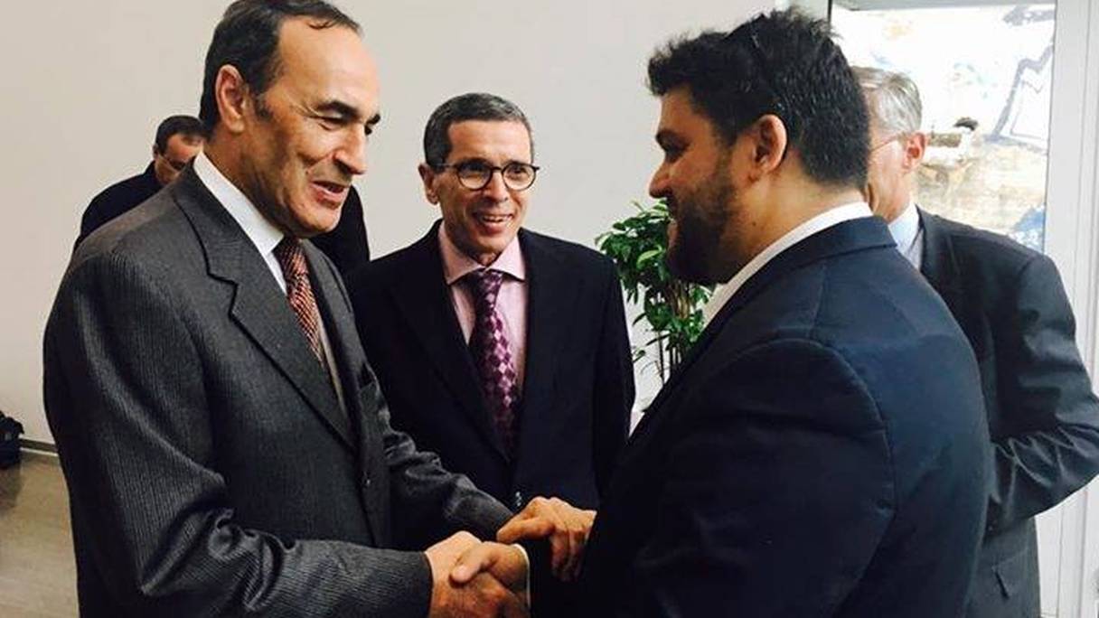 Habib El Malki accueilli par le député belge d'origine marocaine, Jamal Ikazban, au Parlement francophone bruxellois.
