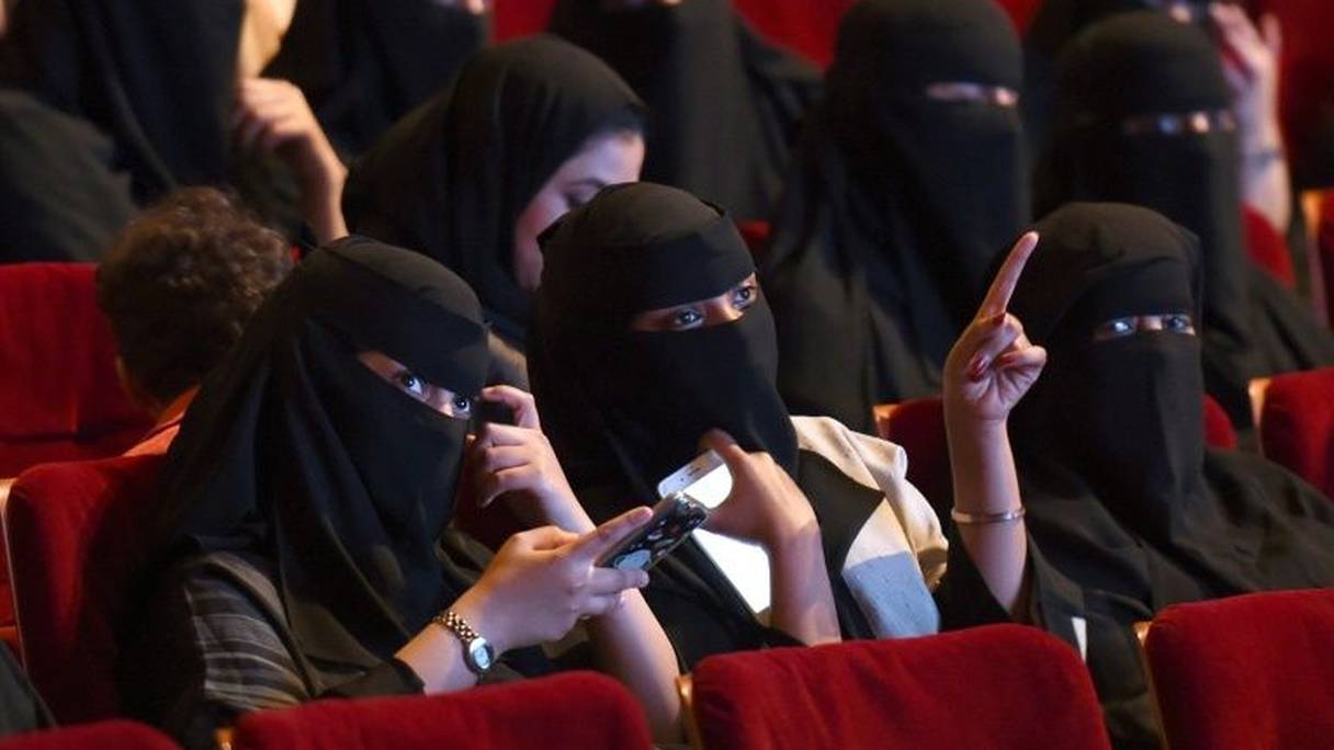 Des Saoudiennes assistent à une rare séance de cinéma à Riyad le 20 octobre 2017.
