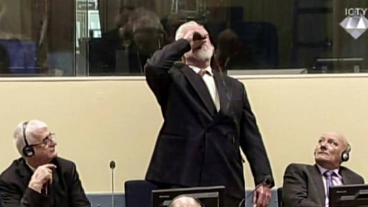L'ex-chef militaire des Croates de Bosnie, Slobodan Praljak, avale du poison, au moment du verdict, le 29 novembre 2017 à La Haye.
