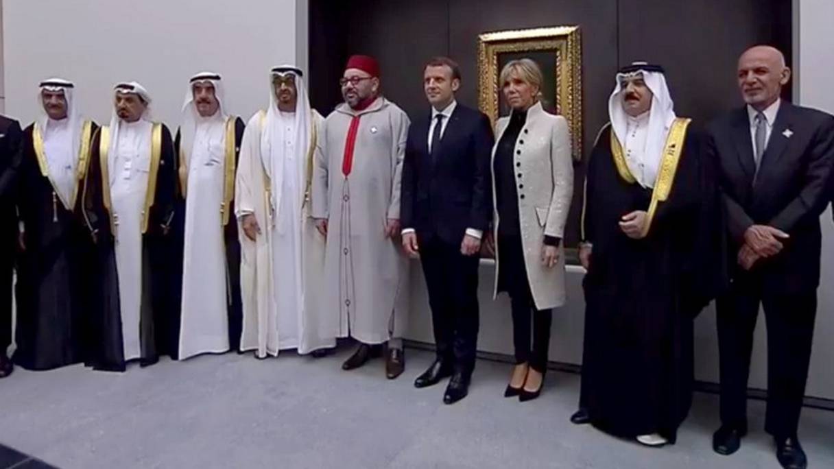 Le roi Mohammed VI aux côtés d'autres personnalités participant à l'inauguration du Musée du Louvre d'Abou Dhabi.
