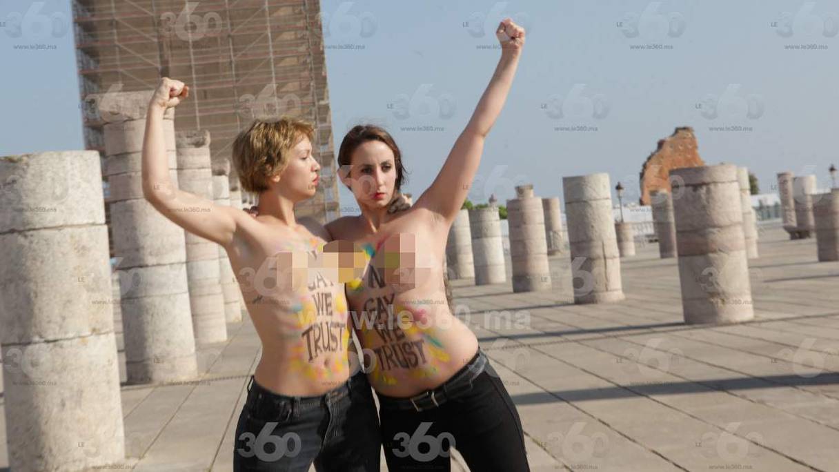 Mardi 2 juin, deux militantes Femen s'embrassaient sur l'esplanade de la Tour Hassan en exhibant leurs seins.
