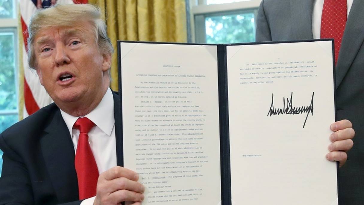 Le président américain Donald Trump signe le 20 juin 2018 un décret mettant fin à la séparation des familles de migrants, à la Maison Blanche à Washington.
