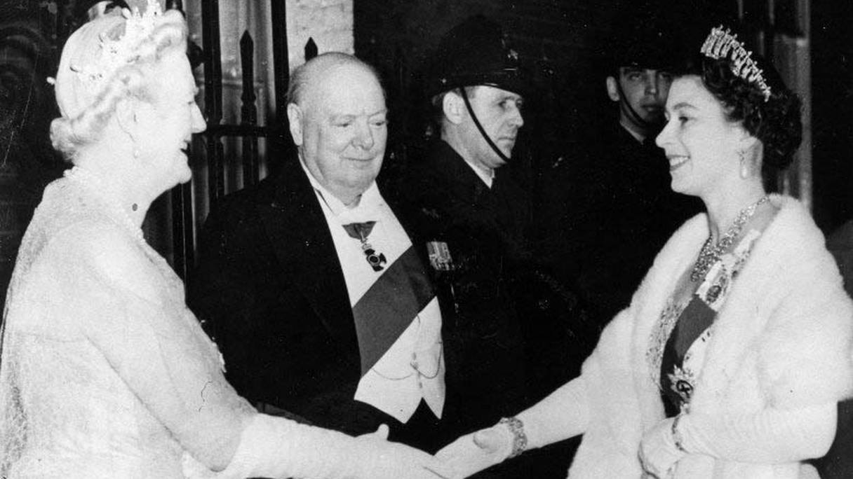 Elizabeth II accueillant le couple Churchill. 
