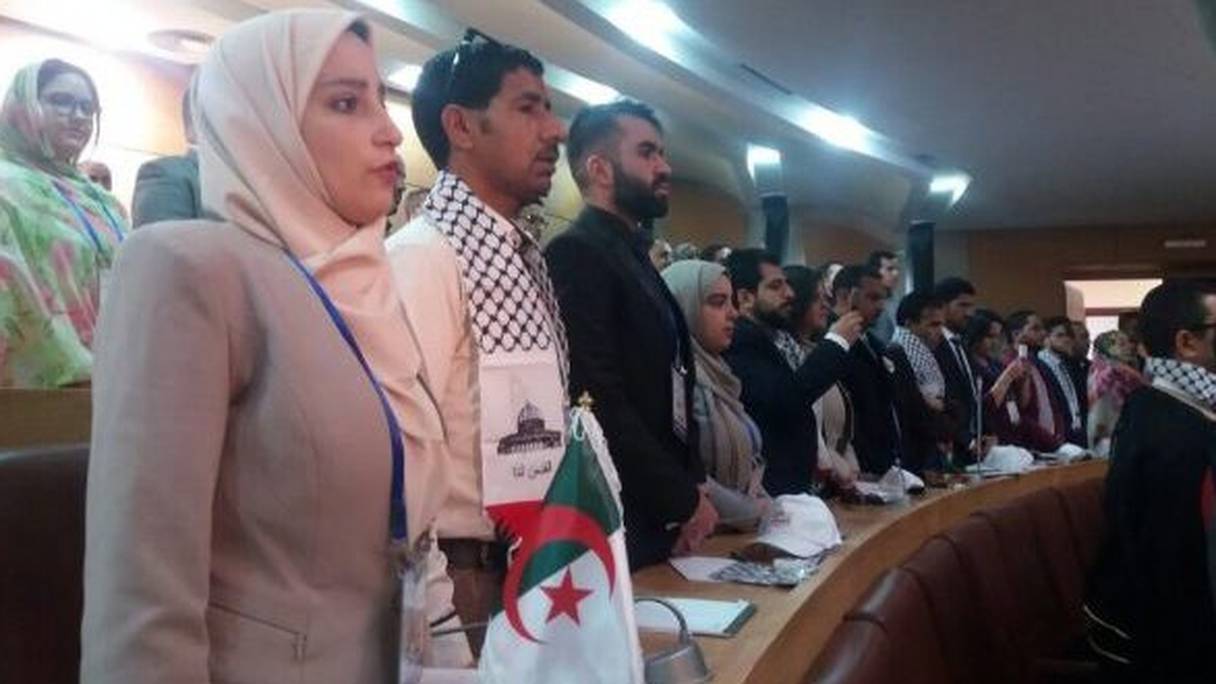 Photo de la délégation algérienne, lors de l'ouverture du Sommet des jeunes leaders maghrébins le 22 décembre à Laâyoune. 
