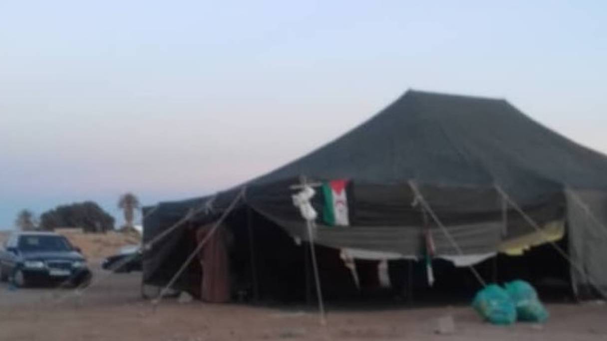 La tente dressée par la famille et la tribu du disparu devant le QG du front polisario, à Rabouni. 

