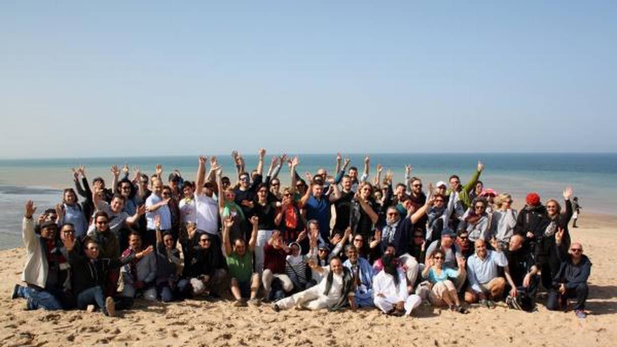 169 journalistes et voyagistes français, anglais, italiens et scandinaves sur la plage de sable fin de Dakhla.
