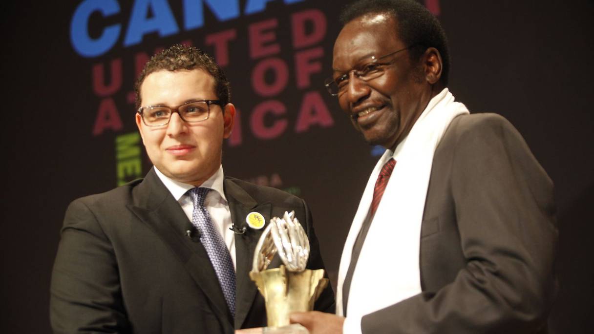 Dioncounda Traoré recevant le Prix Amadeus des mains de Brahim Fassi Fihri, président d'Amadeus
