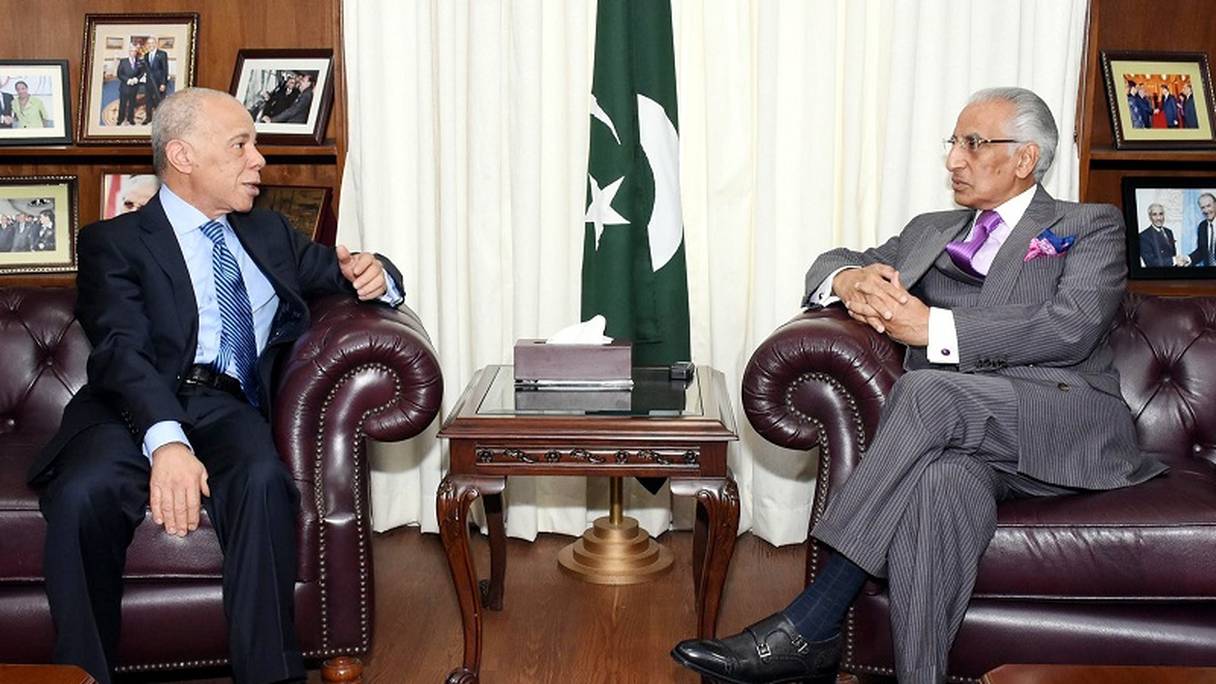 Syed Tariq Fatemi, Assistant spécial du Premier ministre pakistanais, recevant, le 3 avril, l'ambassadeur marocain Mohamed Karmoune.
