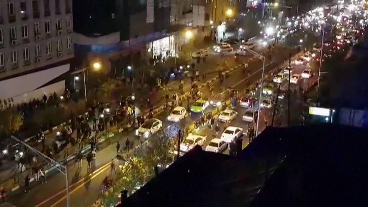 Les difficultés économiques persistantes ont poussé les Iraniens pour la quatrième nuit consécutive dans la rue.
