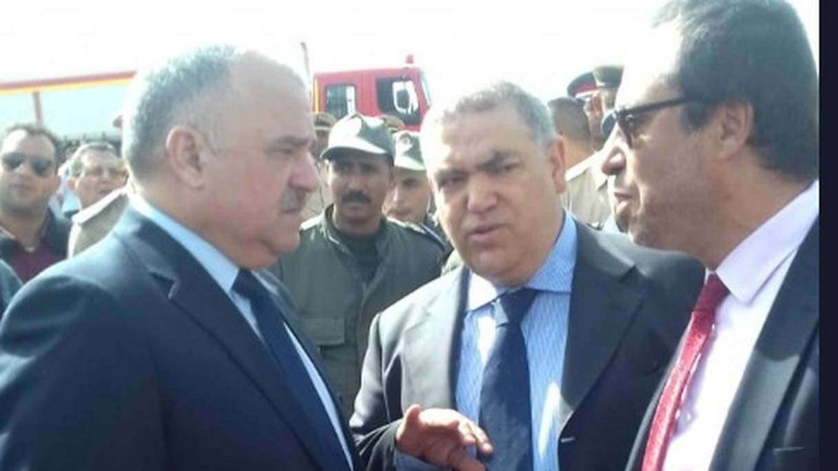 Abdelouafi Laftit, ministre de l'Intérieur, aux côtés du ministre de l'Équipement, du Transport, de la Logistique et de l'Eau, Abdelkader Amara, sur le lieu du drame.
