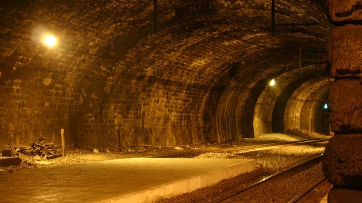De près de 1.300 m, le tunnel passe sous la rue d’Alger, l’hôtel de Police et la cathédrale à Rabat.
