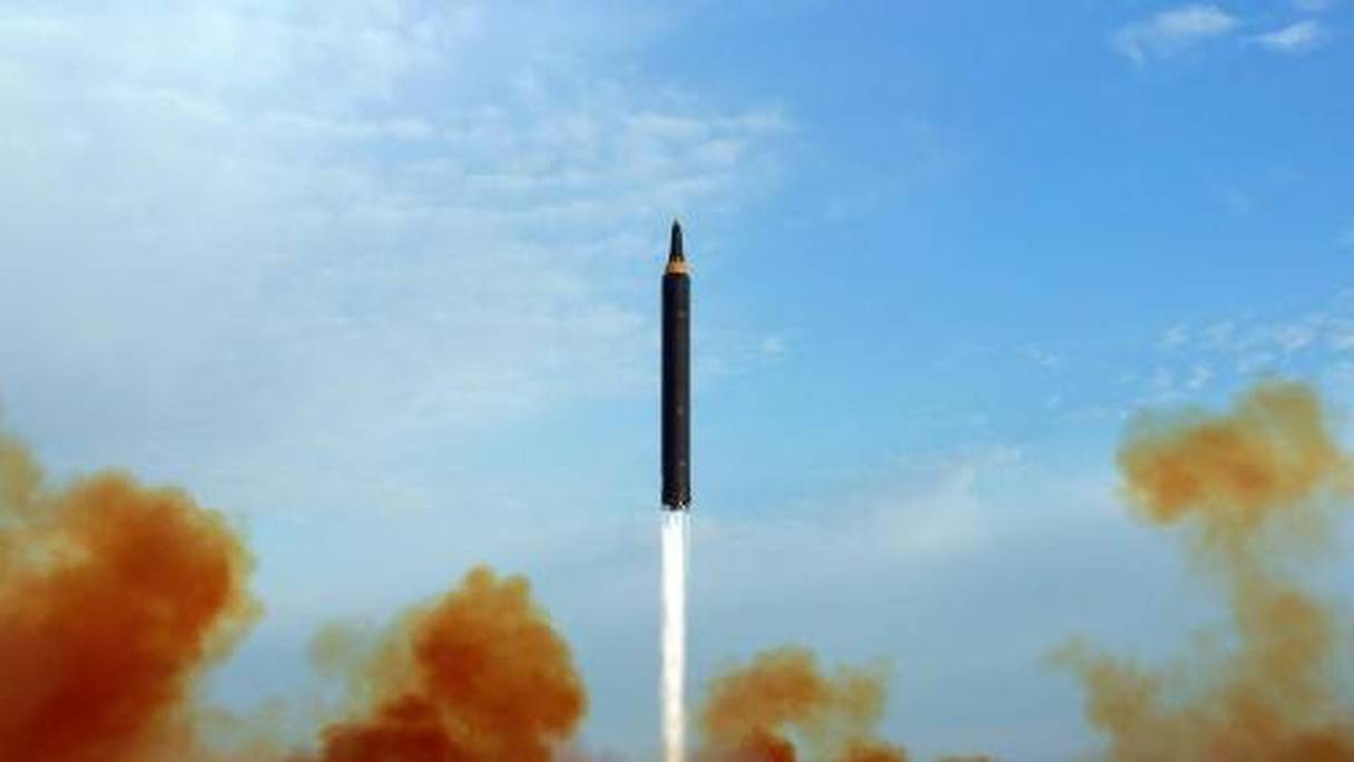 Photo fournie le 16 septembre 2017 par l'agence officielle nord-coréenne d'un tir de missile balistique Hwasong-12. 
