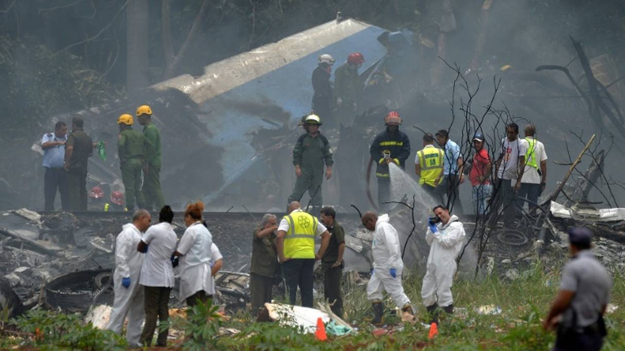 Les secours sur le site du crash de l'avion de la compagnie cubaine Cubana de aviacion peu après son décollage de l'aéroport Jose Marti de La Havane, le 18 mai 2018.
