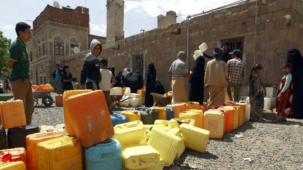 Des Yéménites en file d'attente pour remplir des bidons d'eau le 22 août 2015 à Sanaa.
