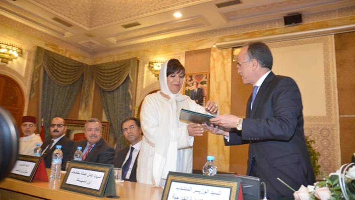 Khadija Benchouikh lors de sa prise de fonction comme gouverneur de Ben M'Sick en janvier 2015.
