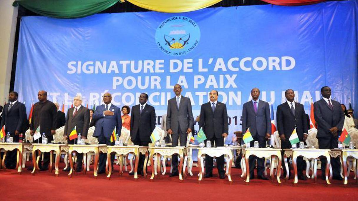 Le gouvernement malien, des mouvements armés et la médiation internationale à Bamako, le 15 mai 2015.
