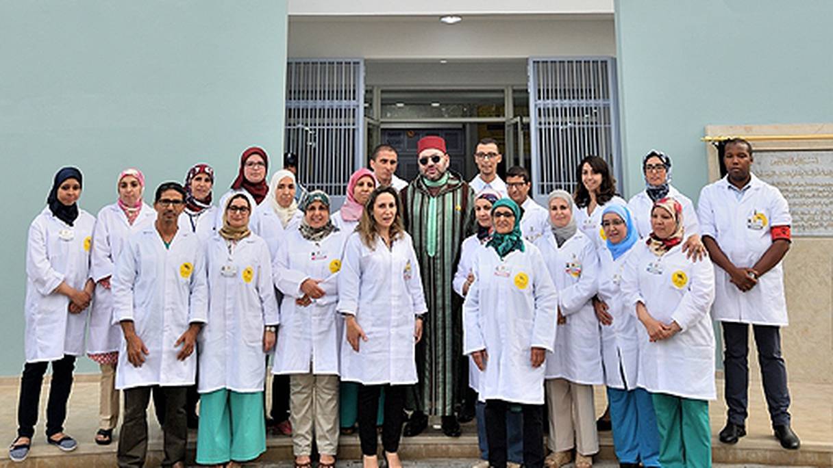 Le roi Mohammed VI inaugure un centre de soins de santé primaires à l’arrondissement Sidi Othmane à Casablanca.
