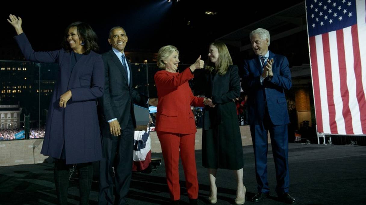 Michelle et Barack Obama (g), Hillary Clinton, sa fille Chelsea et son époux et ancien président Bill à Philadelphie le 7 novembre 2016.
