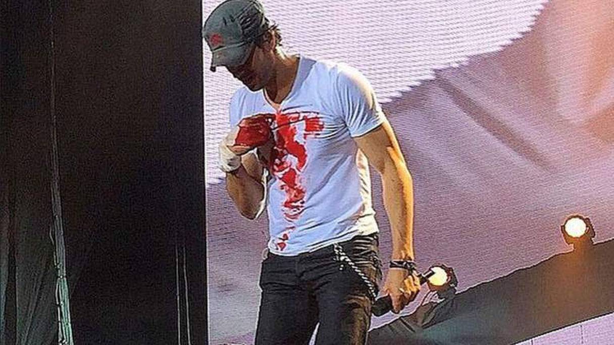 Le chanteur a assuré son show malgré le sang qui coulait sur son t-shirt.

