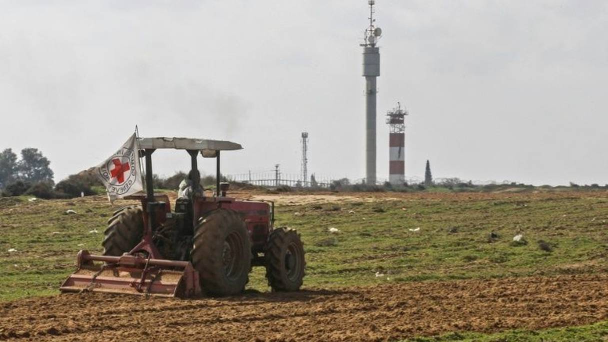 Des fermiers de Gaza autorisés à cultiver la terre près de la barrière de sécurité avec Israël, le 29 janvier 2018.
